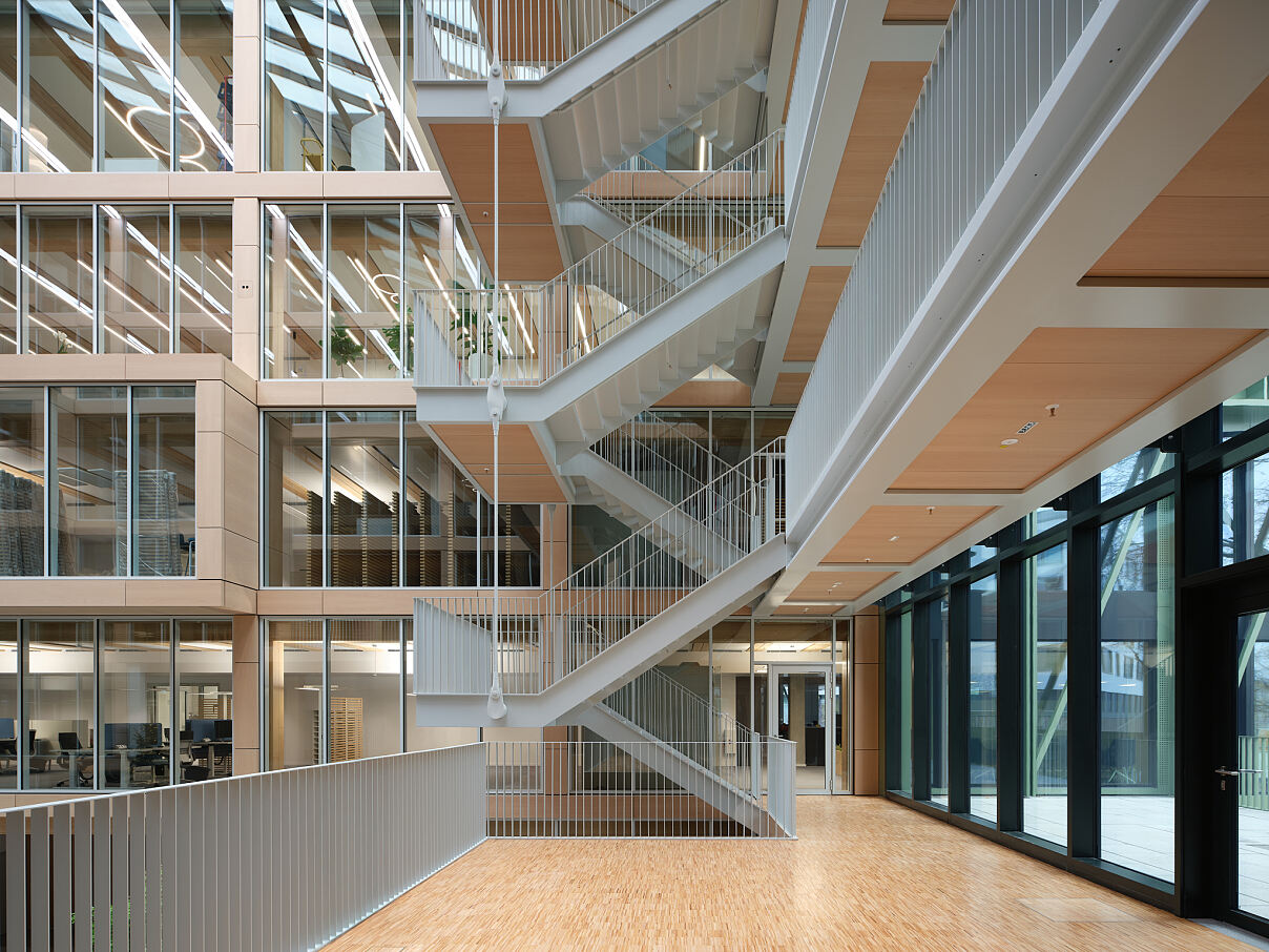 Offene Treppe im Atrium im i8