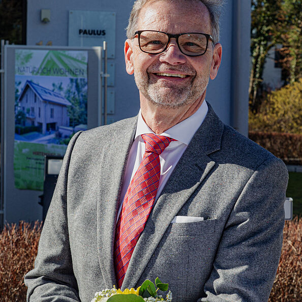 Herr Christian Paulus beim Spatenstich für grünes Wohnbauprojekt in Grünwald am 25. Februar 2026 