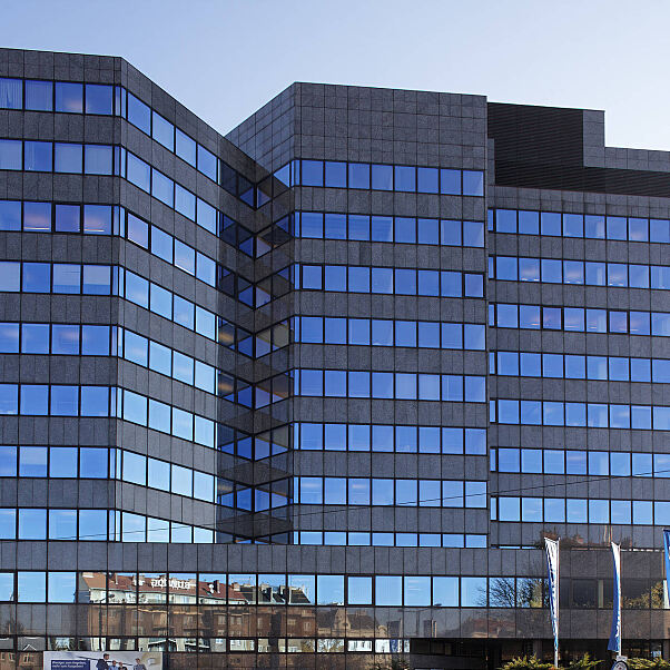 Das markante Bürogebäude am Hietzinger Kai 101–105 in Unter St. Veit wird von Kollitsch Invest strategisch weiterentwickelt.