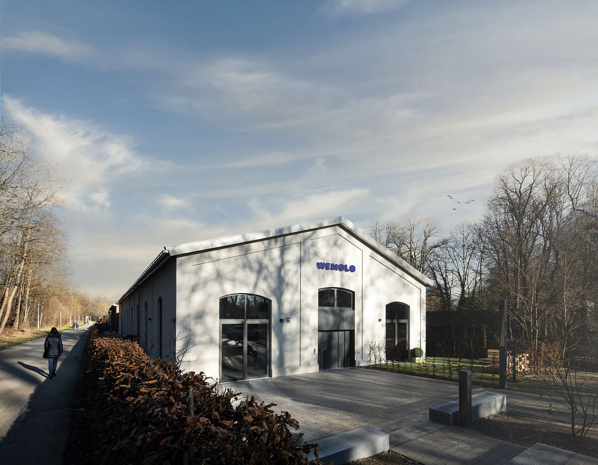 Neuer Wemolo-Standort am Isarwinkel in München-Thalkirchen: Das Ensemble aus revitalisierter Triebwagenhalle und Neubau liegt in unmittelbarer Nähe zur Isar.