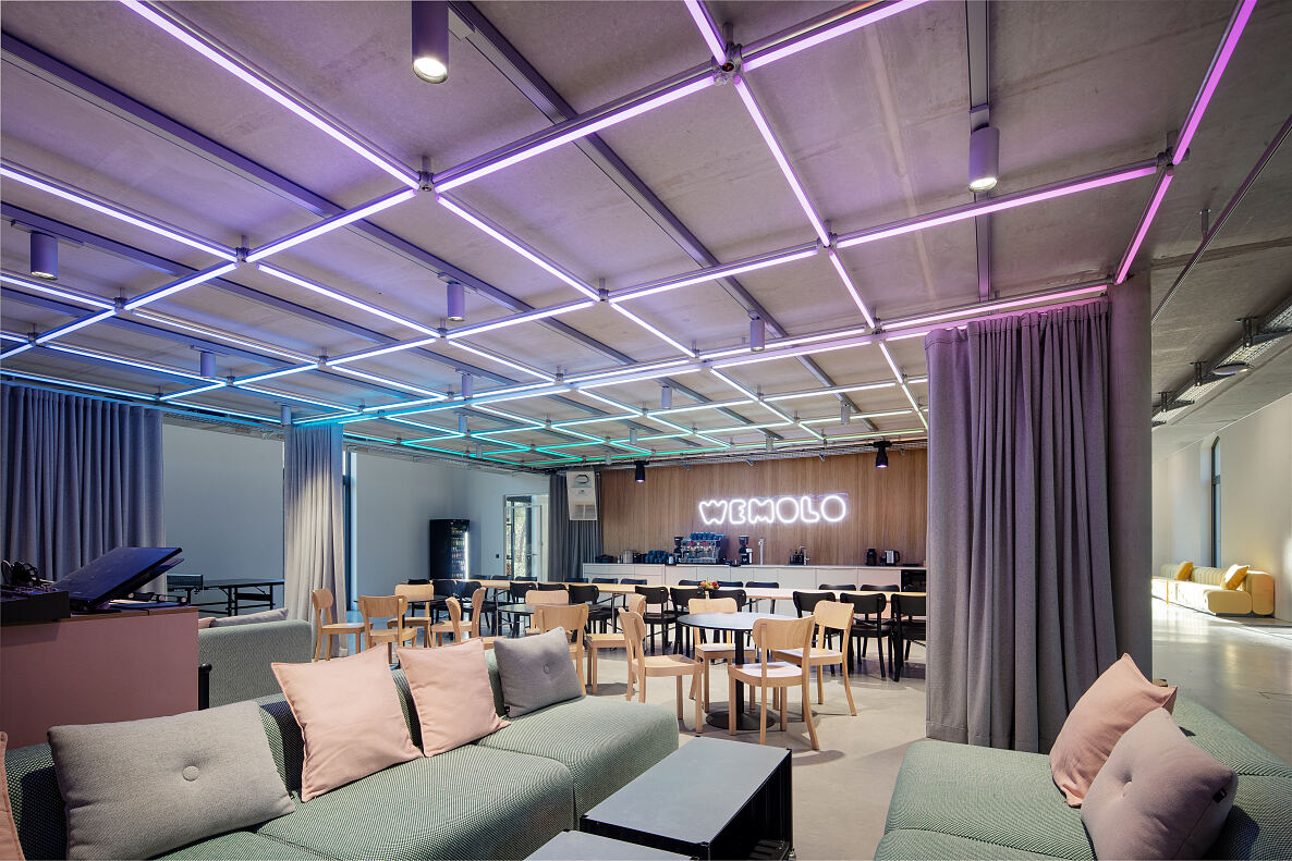 Gemeinschaftsbereich im neuen Headquarter: Offene Flächen für Austausch, All-Hands-Formate und informelle Treffen sind zentraler Bestandteil des Arbeitskonzepts von Wemolo.