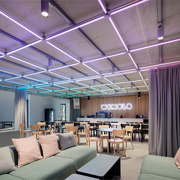 Gemeinschaftsbereich im neuen Headquarter: Offene Flächen für Austausch, All-Hands-Formate und informelle Treffen sind zentraler Bestandteil des Arbeitskonzepts von Wemolo.