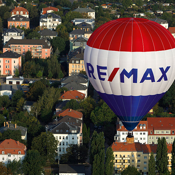 Remax_Ballon_Wohnquartier mit Grün