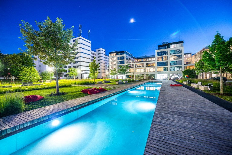 neue balan Pool Abendansicht