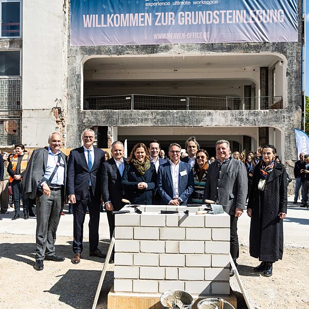 Personen auf dem Foto von links nach rechts: Dr. Matthias Cord; Dr. Constantin H. Alsheimer, Vorstandsvorsitzender der THÜGA; Dr. Christian Scharpf, Referent für Arbeit und Wirtschaft; Verena Dietl, Dritte Bürgermeisterin von München; Christian Lealahabumrung, Grüner und Gesellschafter der Rock Capital Group; Andreas Wißmeier, Geschäftsführer der Rock Capital Group; Peter G. Neumann, Gründer und Gesellschaftler der Rock Capital Group; Stadtbaurätin Prof. Dr. (Univ. Florenz) Elisabeth Merk; Christian Bernreiter, Staatsminister für Wohnen, Bau und Verkehr; Rita Ahlers, Partnerin und Architektin bei Hilmer Satller Architekten.
