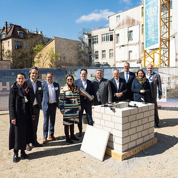 Personen auf dem Foto von links nach rechts: Rita Ahlers, Partnerin und Architektin bei Hilmer Satller Architekten; Peter G. Neumann, Gründer und Gesellschaftler der Rock Capital Group; Andreas Wißmeier, Geschäftsführer der Rock Capital Group; Stadtbaurätin Prof. Dr. (Univ. Florenz) Elisabeth Merk; Christian Lealahabumrung, Grüner und Gesellschafter der Rock Capital Group; Christian Bernreiter, Staatsminister für Wohnen, Bau und Verkehr; Dr. Christian Scharpf, Referent für Arbeit und Wirtschaft; Dr. Constantin H. Alsheimer, Vorstandsvorsitzender der THÜGA; Verena Dietl, Dritte Bürgermeisterin von München; Dr. Matthias Cord. 
