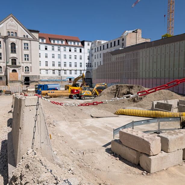 Der Um- und Neubau des Business-Quartiers HEAVEN in München ist im vollen Gange. Mittlerweile sind die 2 alten Bestandsgebäude, die nicht mehr benötigt werden, abgebrochen. Mit der Grundsteinlegung geht das Projekt in seine nächste Phase.