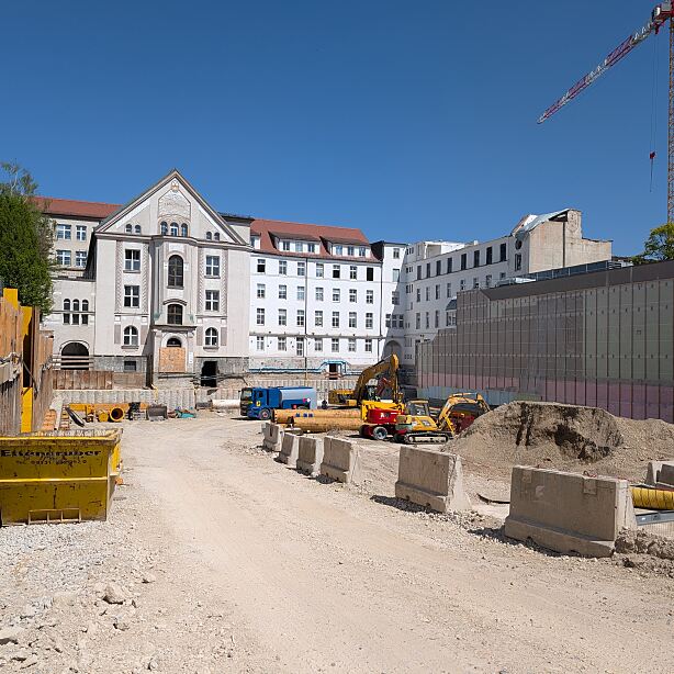 Der Um- und Neubau des Business-Quartiers HEAVEN in München ist im vollen Gange. Mittlerweile sind die 2 alten Bestandsgebäude, die nicht mehr benötigt werden, abgebrochen. Mit der Grundsteinlegung geht das Projekt in seine nächste Phase.