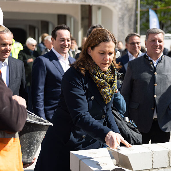 Dritte Bürgermeisterin von München Verena Dietl beim einmauern der Zeitkapsel. 