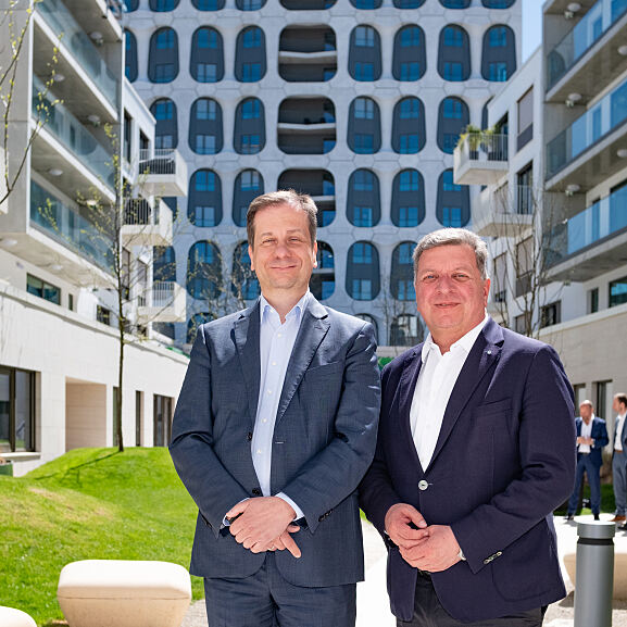 Luka Mucic (Vonovia) und Christian Bernreiter (Bayerischer Staatsminister für Wohnen, Bau und Verkehr)