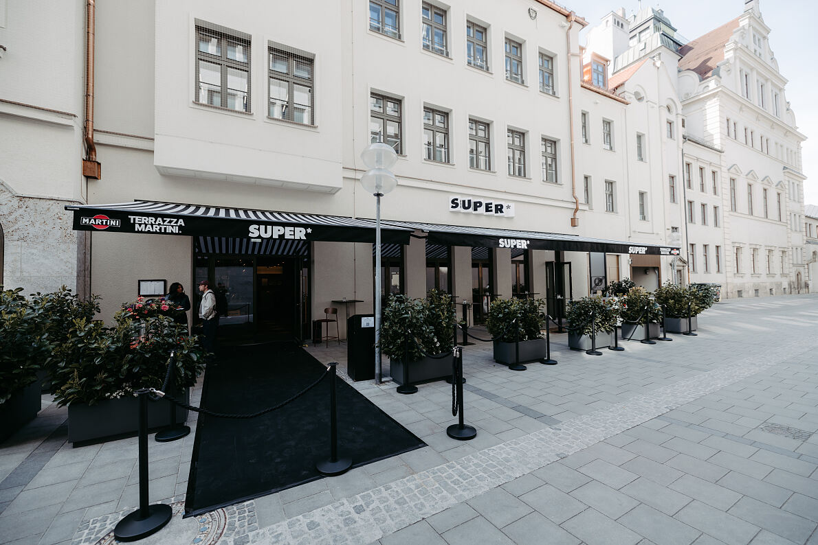 Außenbereich des neuen Gastronomiekonzepts SUPER im HERZOG MAX