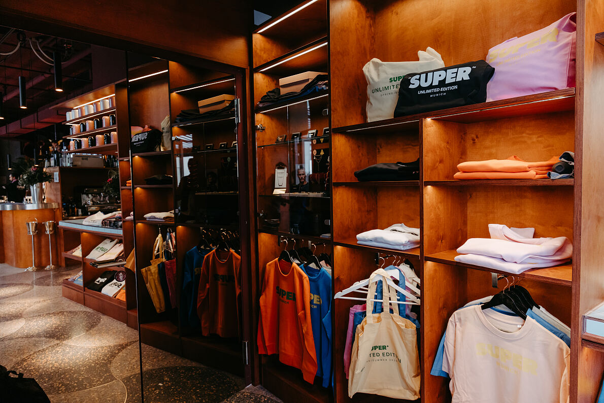 Concept Store des SUPER im HERZOG MAX: Kuratiertes Sortiment mit eigenen Produkten und Kooperationen mit Münchner Künstlern, Designern und Marken. 