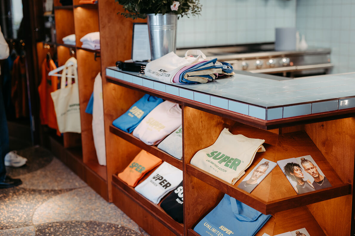 Kuratiertes Sortiment im Concept Store des SUPER_ Eigene Produkte und Kooperationen mit Münchner Künstlern und Designern ergänzen das Gastronomiekonzept im HERZOG MAX.