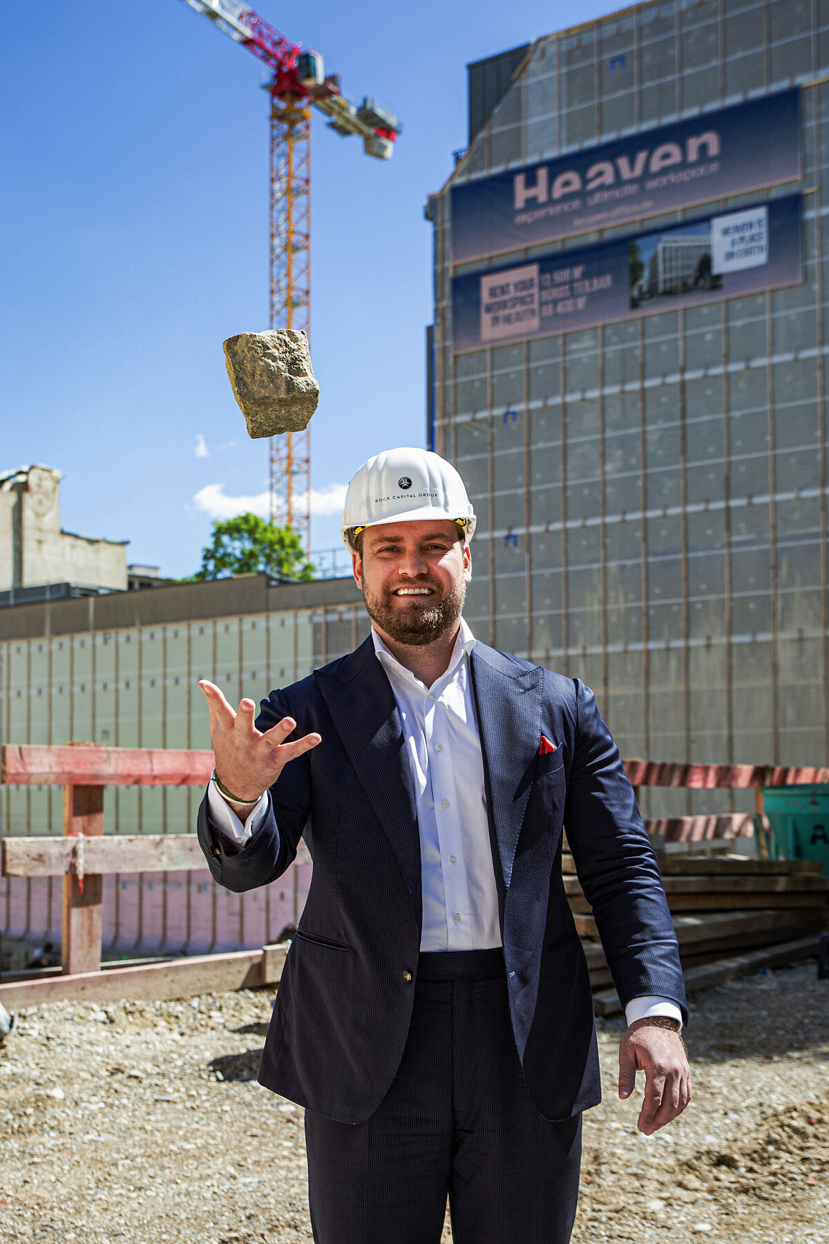 Korbinian Pröckl, Asset Manager bei der Rock Capital Group mit den Pflastersteinen vom HEAVEN