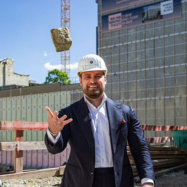 Korbinian Pröckl, Asset Manager bei der Rock Capital Group mit den Pflastersteinen vom HEAVEN