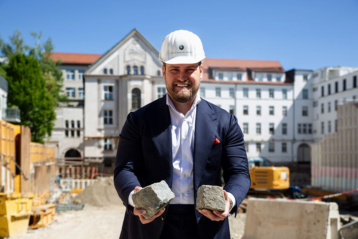 Korbinian Pröckl, Asset Manager bei der Rock Capital Group mit den Pflastersteinen vom HEAVEN