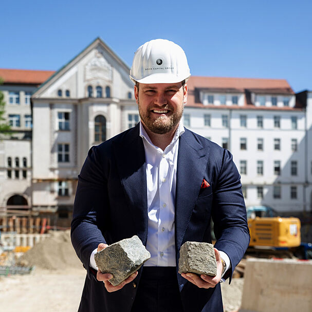 Korbinian Pröckl, Asset Manager bei der Rock Capital Group mit den Pflastersteinen vom HEAVEN