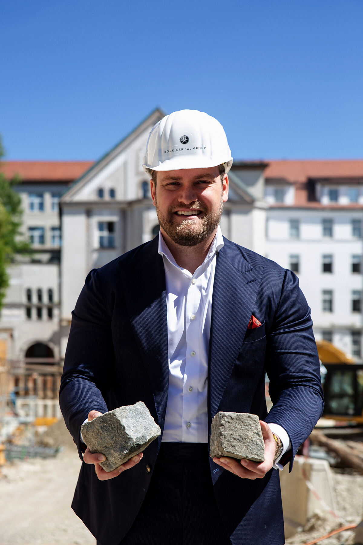 Korbinian Pröckl, Asset Manager bei der Rock Capital Group mit den Pflastersteinen vom HEAVEN