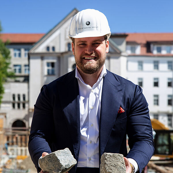 Korbinian Pröckl, Asset Manager bei der Rock Capital Group mit den Pflastersteinen vom HEAVEN