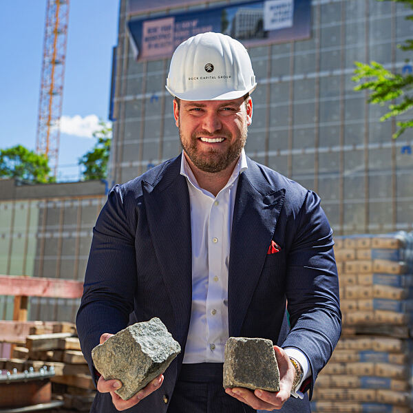 Korbinian Pröckl, Asset Manager bei der Rock Capital Group mit den Pflastersteinen vom HEAVEN