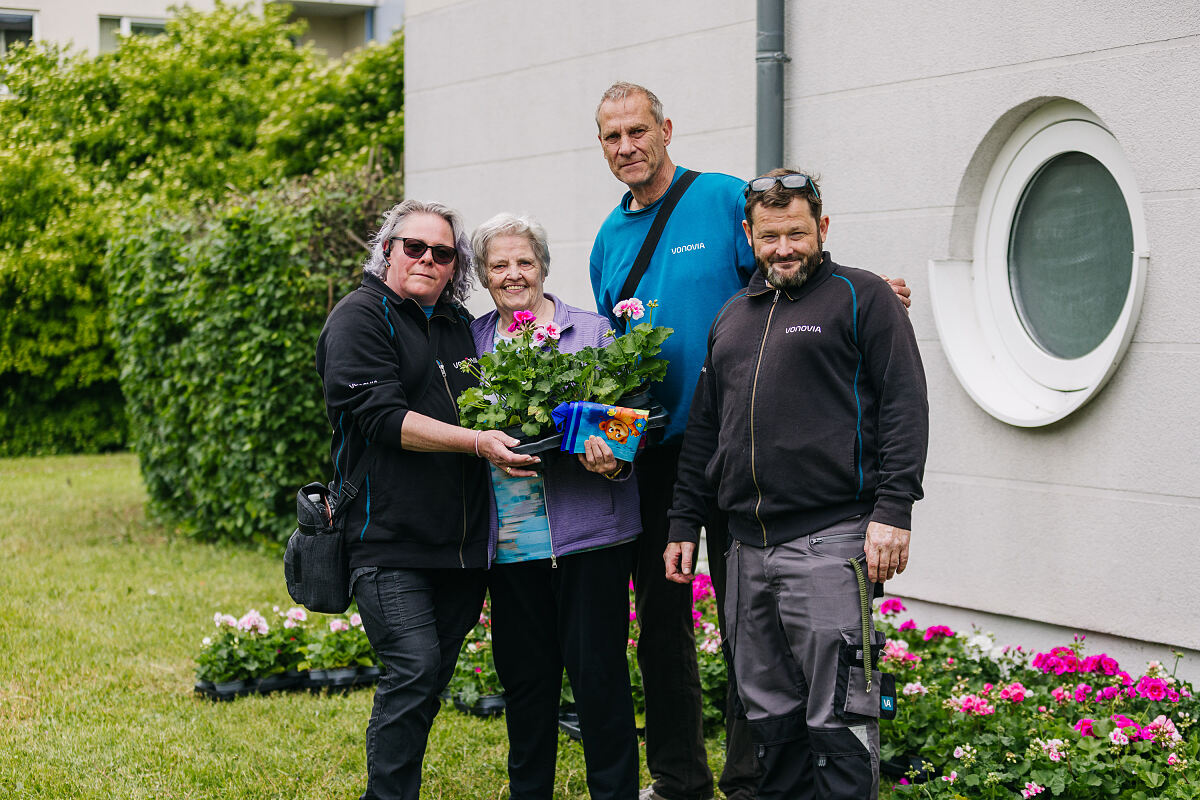 Vonovia_Erlangen_Mieter Blumen_Gruppenfoto