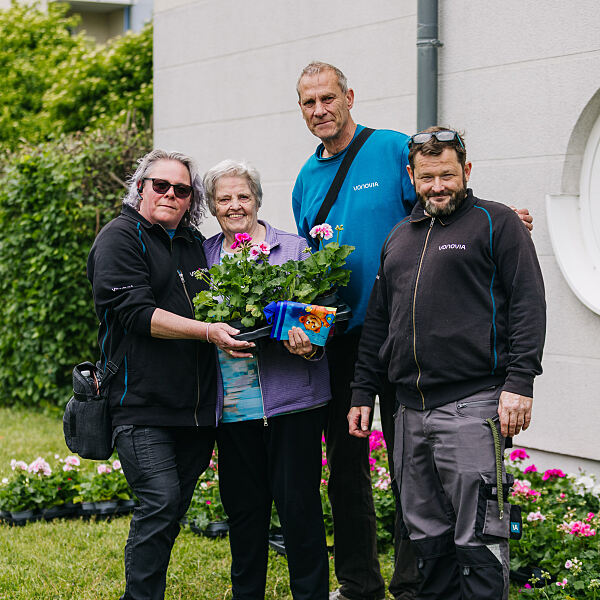 Vonovia_Erlangen_Mieter Blumen_Gruppenfoto