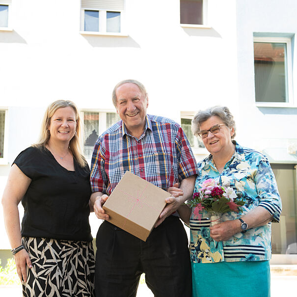 Bewirtschafterin Simone Vogel (Vonovia) mit Jubilar Peter Krebs nebst Ehefrau Edith. 