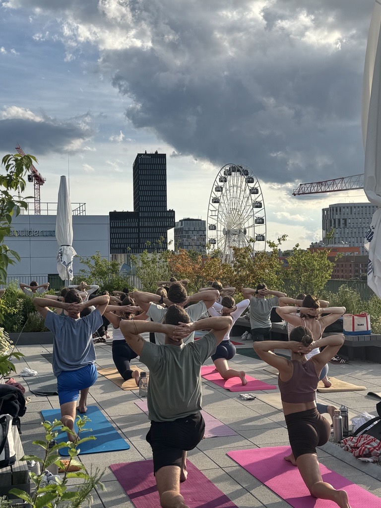Afterwork Yoga auf der Dachterasse des i8