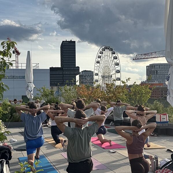 Afterwork Yoga auf der Dachterasse des i8