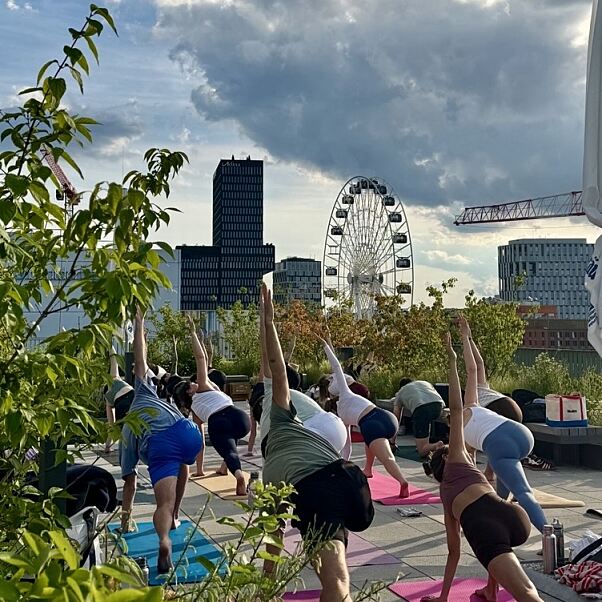 Afterwork Yoga auf der Dachterasse des i8