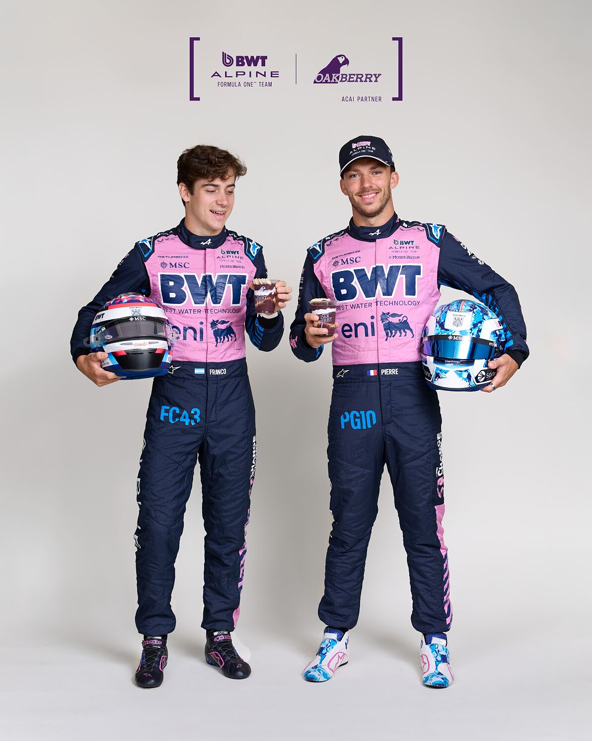 Franco Colapinto (l.) und Pierre Gasly, Fahrer des BWT Alpine Formula One Teams, mit Oakberry-Produkten. Oakberry ist Açaí-Partner des Formel-1-Teams.