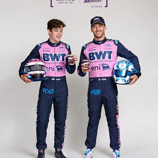 Franco Colapinto (l.) und Pierre Gasly, Fahrer des BWT Alpine Formula One Teams, mit Oakberry-Produkten. Oakberry ist Açaí-Partner des Formel-1-Teams.