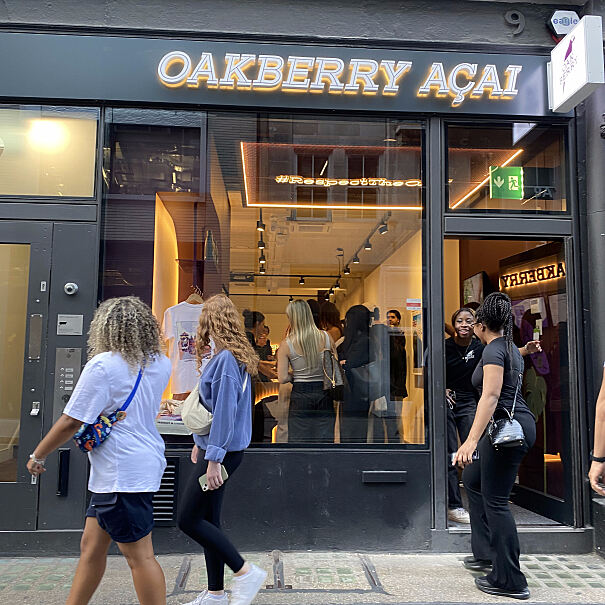 Oakberry setzt auf hochfrequentierte urbane Lagen. Im The Stack wird die Marke erster Gastronomiemieter des Holz-Hybrid-Bürogebäudes.