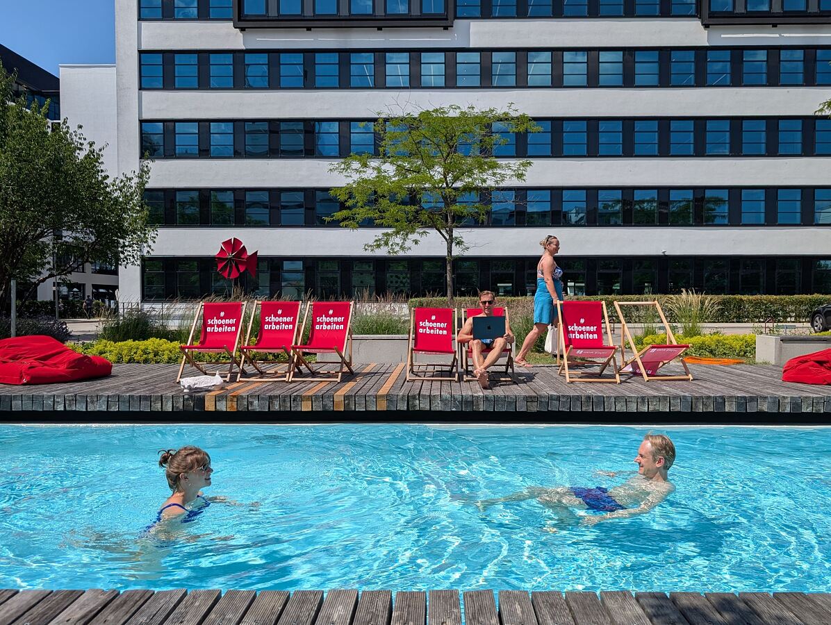 AS_NB_Pool_Schwimmende mit Laptopmann