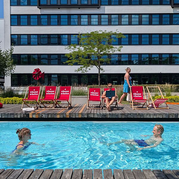 AS_NB_Pool_Schwimmende mit Laptopmann
