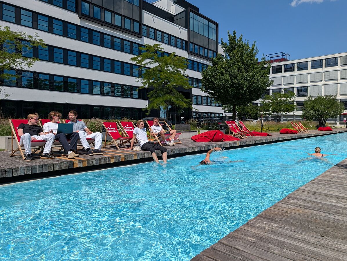 AS_NB_Pool_Schwimmende mit Gruppe
