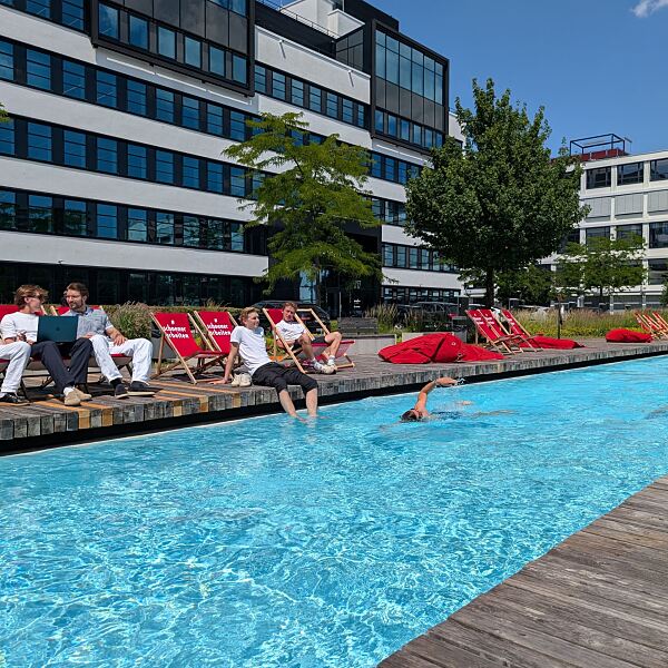 AS_NB_Pool_Schwimmende mit Gruppe