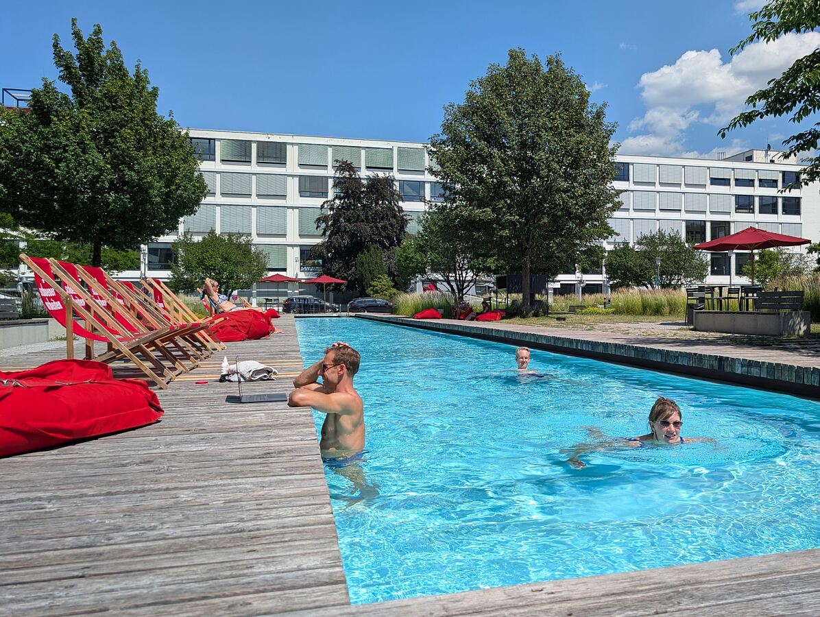 AS_NB_Pool_Laptopmann im Pool
