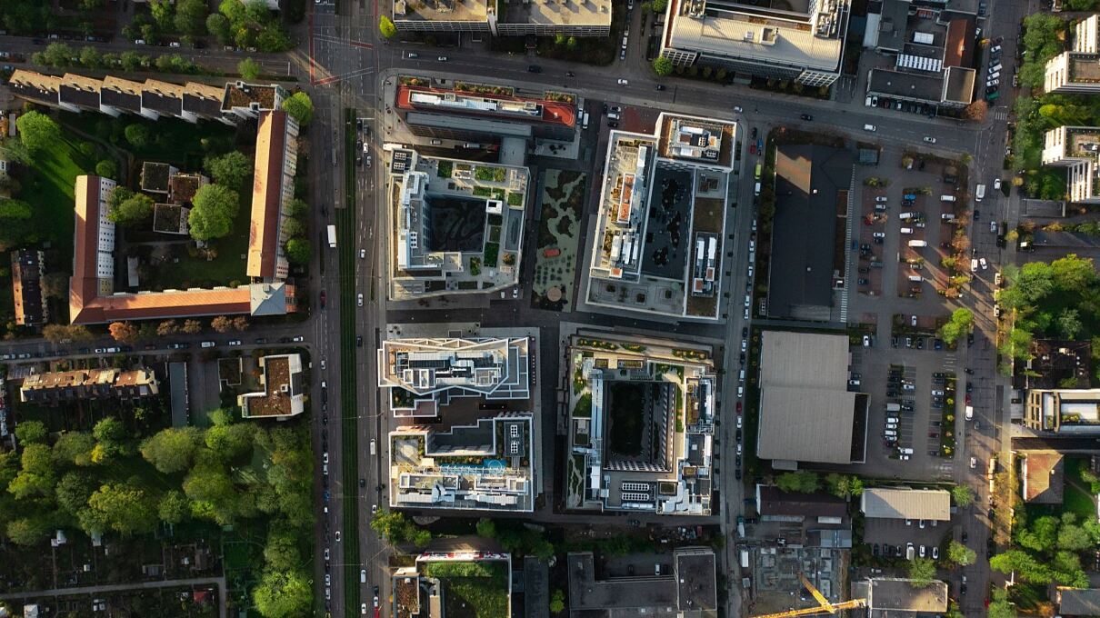 Die Macherei München aus der Luft: Sechs Gebäude gruppieren sich in Berg am Laim um öffentlich zugängliche Freiräume und den zentralen Quartiersplatz. Die neue Kita ergänzt das Ensemble im Gebäude M5 an der Levelingstraße.
