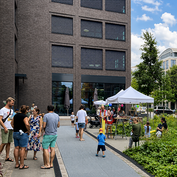 Mit der neuen hippo campus-Kita entstehen in Berg am Laim 70 neue Betreuungsplätze. Zur Eröffnung wird das Quartier in der Macherei München zum Treffpunkt für Familien, Kinder und Nachbarschaft.
