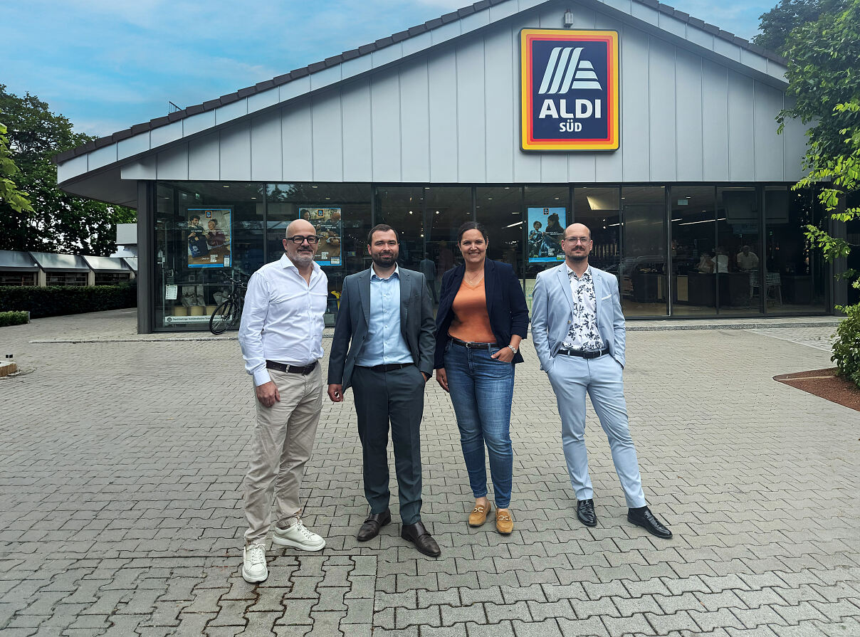 Auftakt für das Feierabendparken in München: ALDI SÜD und Wemolo öffnen an sechs Filialen insgesamt 81 bestehende Stellplätze nach Ladenschluss für Anwohnerinnen und Anwohner. (Personenbeschreibungen auf dem Bild siehe Dateibeschreibung)