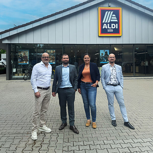 Von links: Alexander Schumm, Manager Real Estate bei ALDI SÜD; Sebastian Pyschik, Key Account Manager Retail bei Wemolo; Greta Petersen, Director Real Estate bei ALDI SÜD; Peter Nemec, Senior Customer Success Manager bei Wemolo.