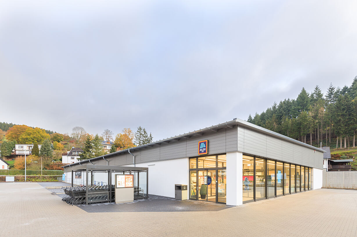Tagsüber Kundenparkplatz, nach Ladenschluss Stellplatz für die Nachbarschaft: Mit dem Feierabendparken machen ALDI SÜD und Wemolo bestehende Parkflächen zusätzlich nutzbar. An sechs Münchner Filialen stehen dafür insgesamt 81 Stellplätze zur Verfügung.