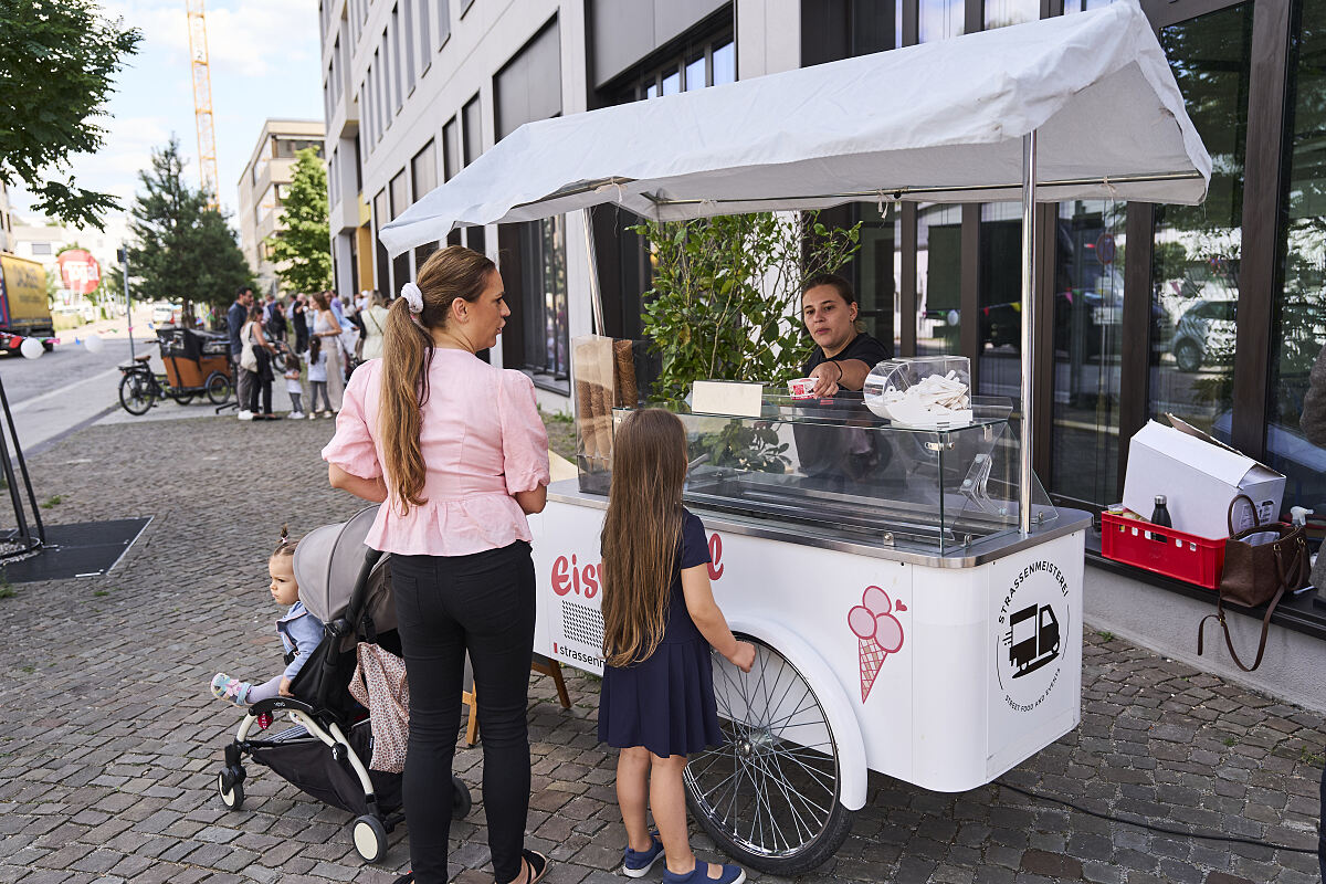 Der Eiswagen auf dem Quartiersplatz gehört zum Familienprogramm der Kita-Eröffnung.