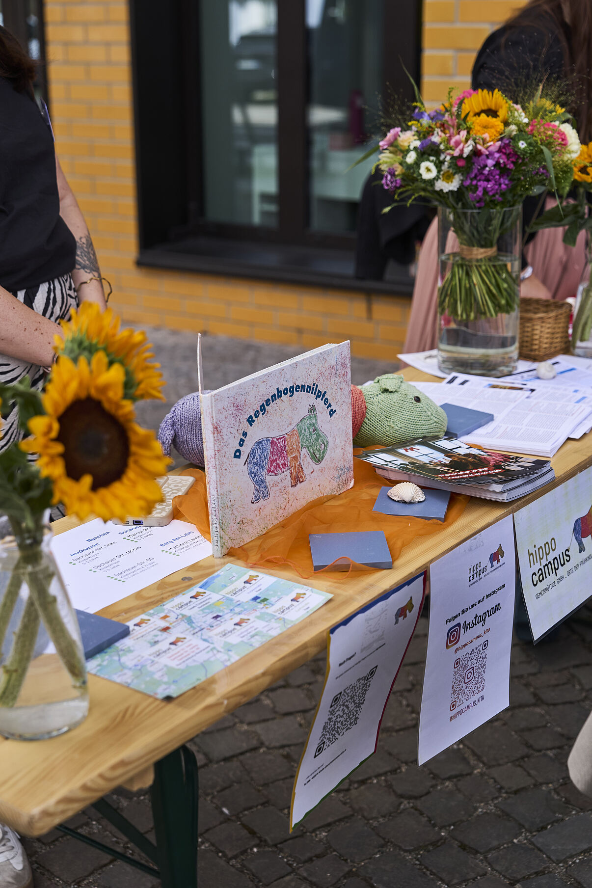 Sonnenblumen, Papier und Bastelmaterial liegen für die Kreativangebote des Familienfests bereit.