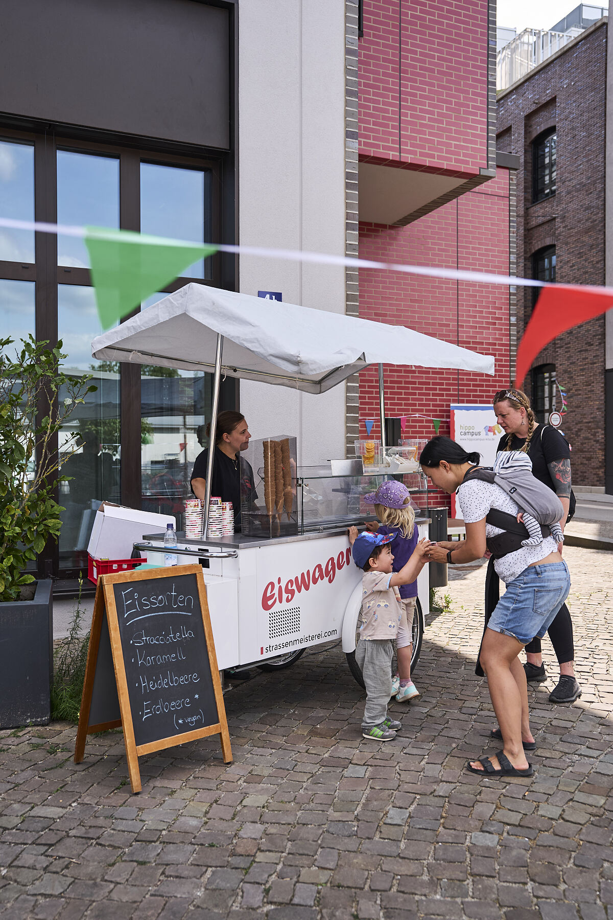 Kostenloses Waffeleis vom Eiswagen gehört zum Familienprogramm der Kita-Eröffnung.