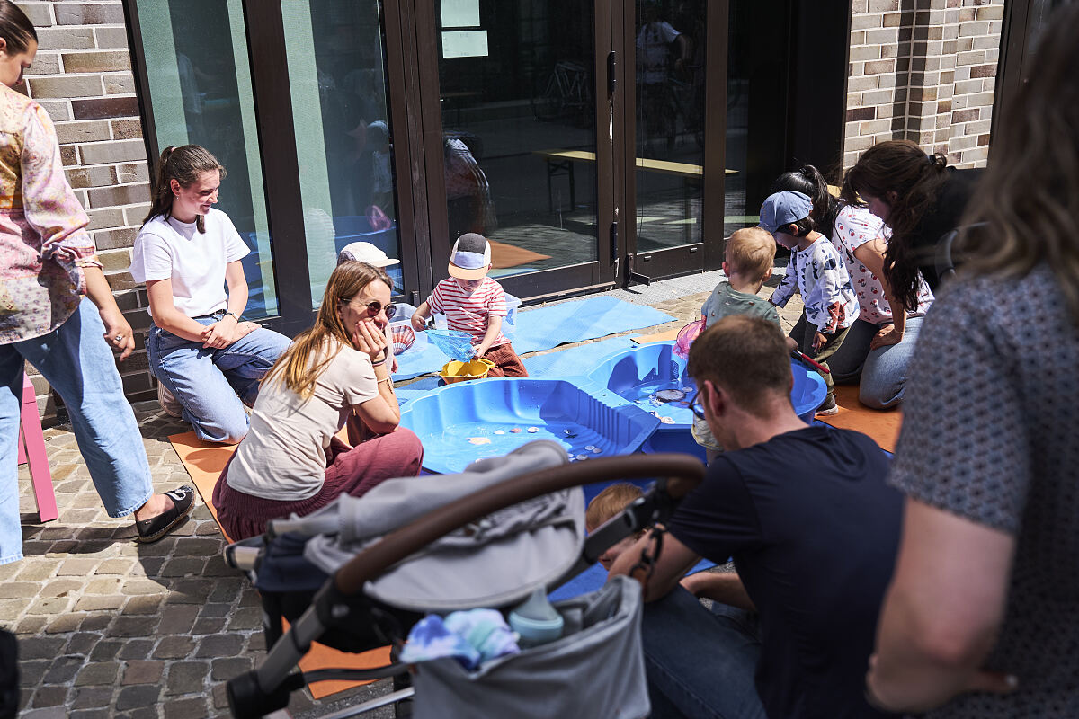 An einer Wasser- und Experimentierstation können Kinder beim Eröffnungsfest selbst ausprobieren und entdecken.