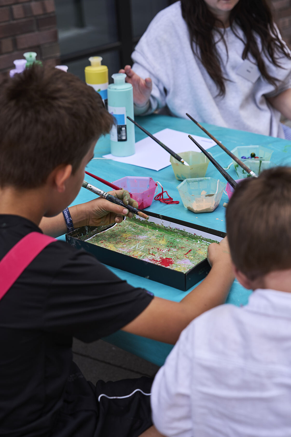 Farben, Trockenblumen und Stempel: eine der Kreativstationen beim Familienfest zur Kita-Eröffnung.