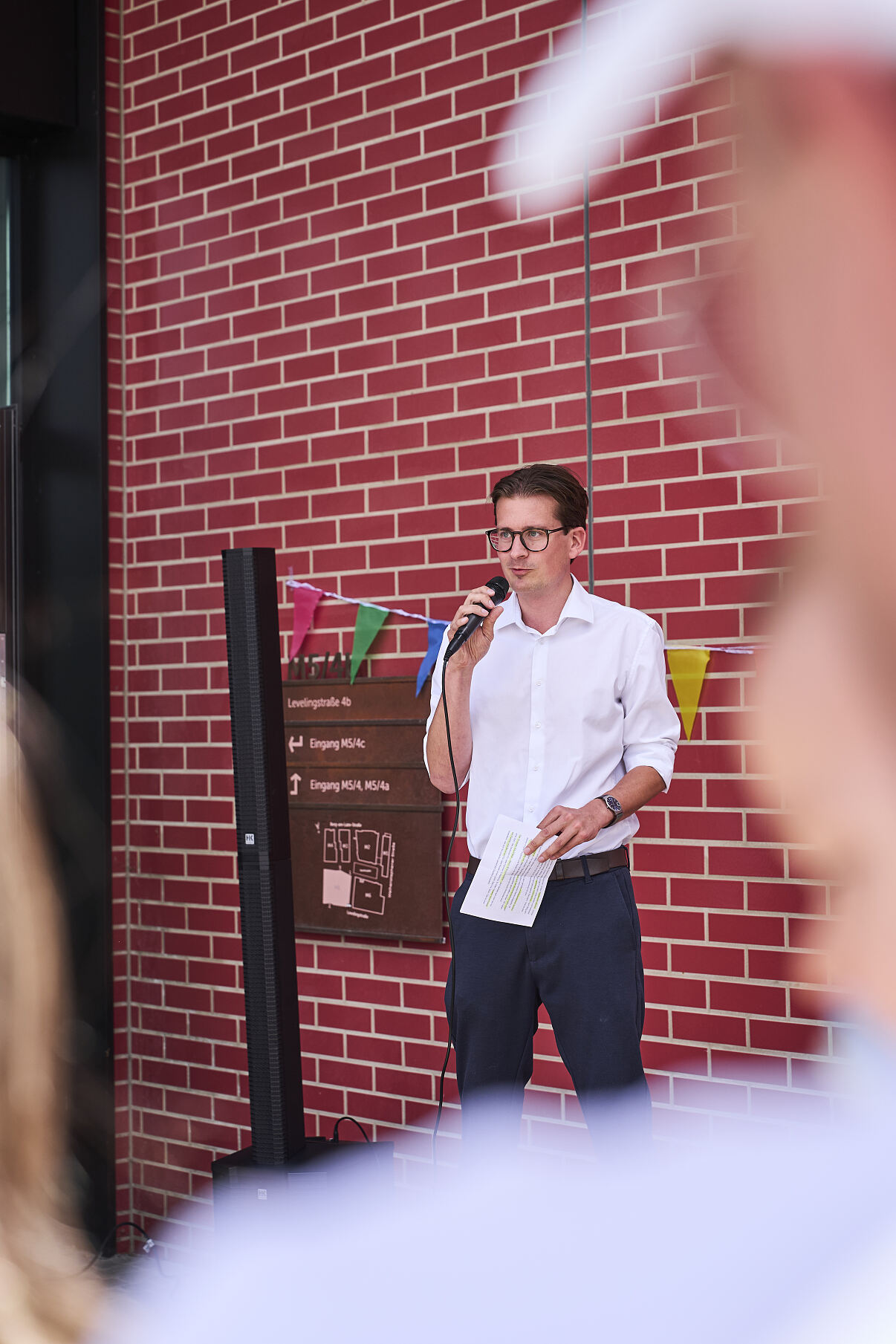 Fabian Ewald, stellvertretender Vorsitzender des Bezirksausschusses 14 Berg am Laim, ordnet die neuen Betreuungsplätze aus Sicht des Stadtbezirks ein.