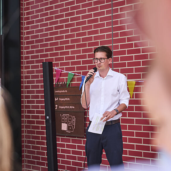 Fabian Ewald, stellvertretender Vorsitzender des Bezirksausschusses 14 Berg am Laim, ordnet die neuen Betreuungsplätze aus Sicht des Stadtbezirks ein.